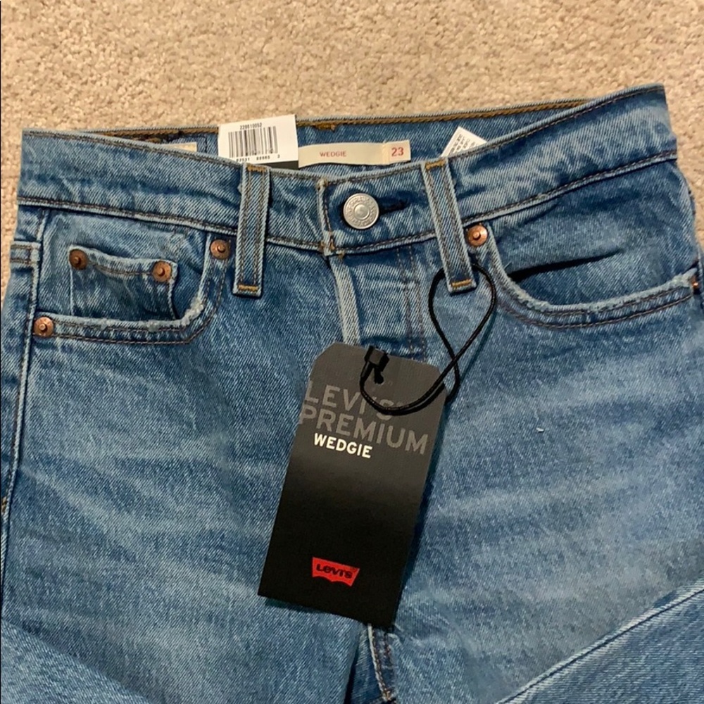 levi’s wedgie medium wash mom jeans